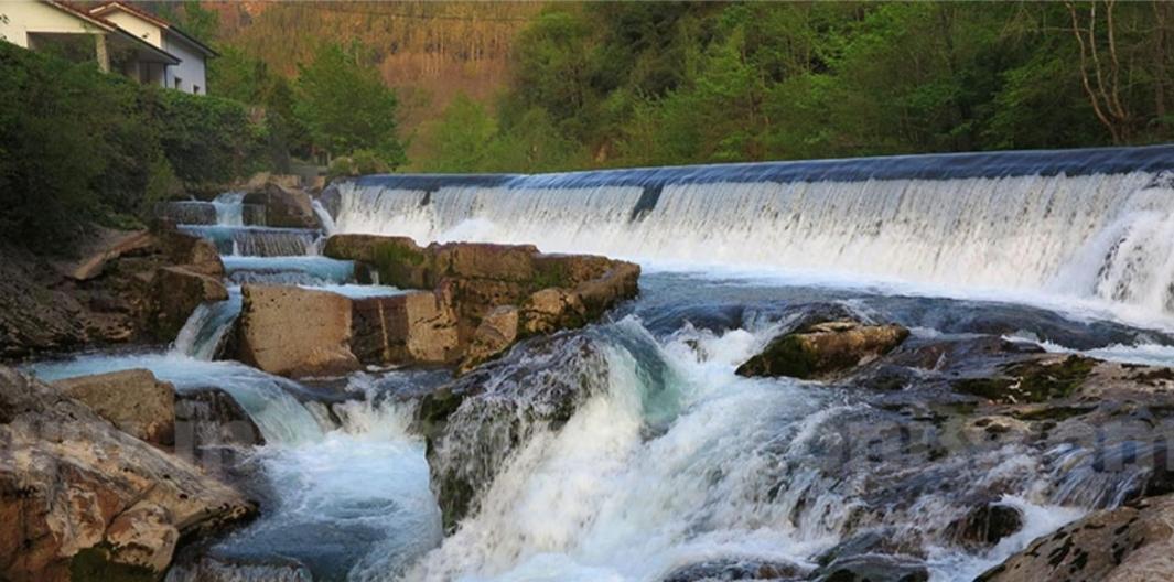 La Salmonera Cangas De Onis Caño Exterior foto